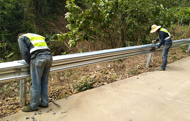 阿里高速公路护栏的定期维护与保养