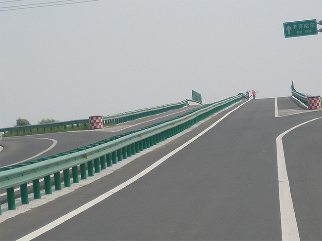 阿里高速公路护栏的材质与规格